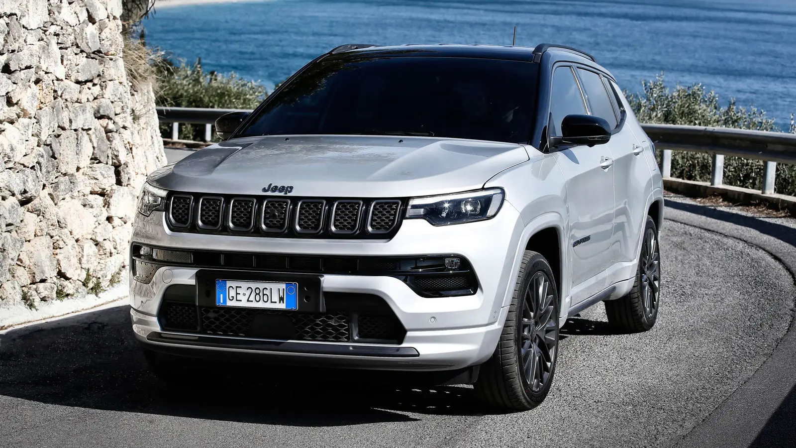 découvrez le jeep compass ev 4x4, un suv électrique alliant performance, confort et technologies avancées. parfait pour les aventuriers modernes, il offre une conduite tout-terrain exceptionnelle tout en respectant l'environnement. explorez de nouveaux horizons avec style et puissance.
