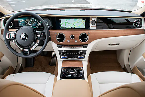 Rolls-Royce présente un nouveau visage pour la Ghost en 2024