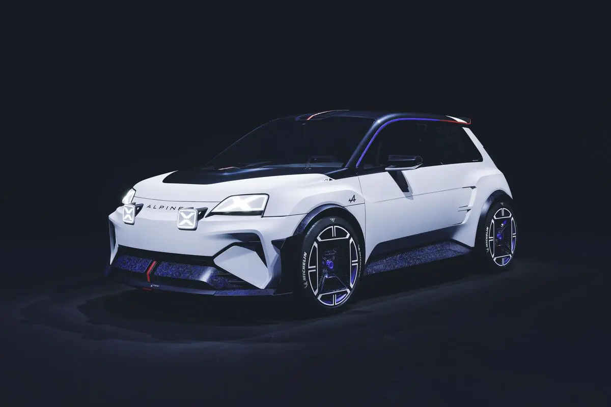 découvrez comment renault se retire de la formule 1 pour se concentrer sur le développement d'une supercar électrique sous la marque alpine, marquant une nouvelle ère pour le constructeur automobile français.