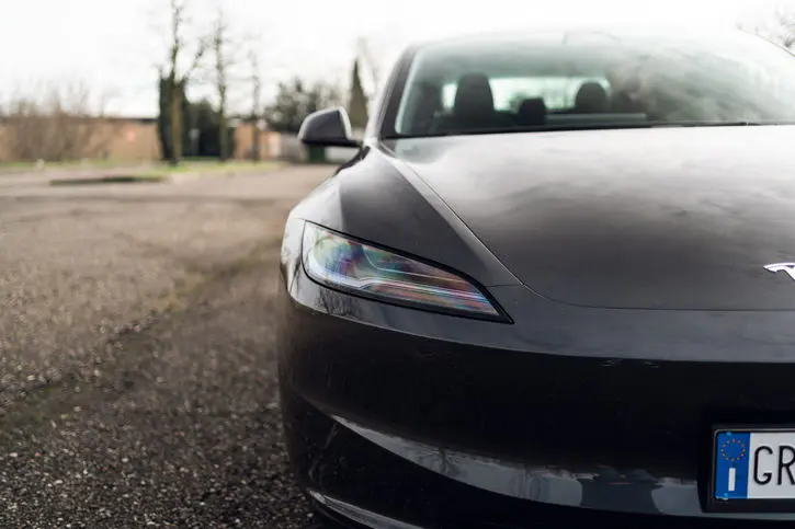 découvrez la tesla model 3, une berline électrique fascinante qui allie performance, technologie de pointe et design élégant. explorez ses innovations, son autonomie impressionnante et son expérience de conduite unique.