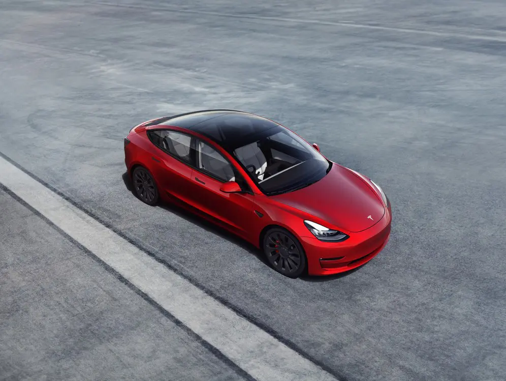 découvrez la tesla model 3, une berline électrique intrigante qui allie performance, technologie avancée et design moderne. explorez ses caractéristiques innovantes, son autonomie impressionnante et son impact sur l'avenir de la mobilité durable.