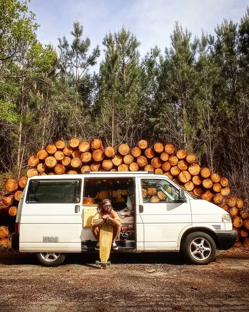 découvrez notre volkswagen t4 aménagé à un prix exceptionnel ! parfait pour les aventures sur la route ou les week-ends en plein air, ce véhicule allie confort et praticité. ne manquez pas cette opportunité unique de posséder un camper van polyvalent et spacieux.