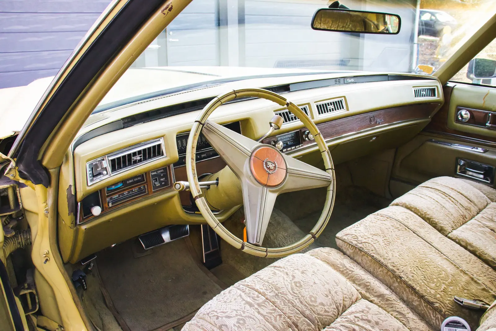 découvrez la cadillac emblématique d'elvis presley mise aux enchères. une occasion unique d'acquérir un morceau de l'histoire du rock'n'roll, alliant luxe et légende.
