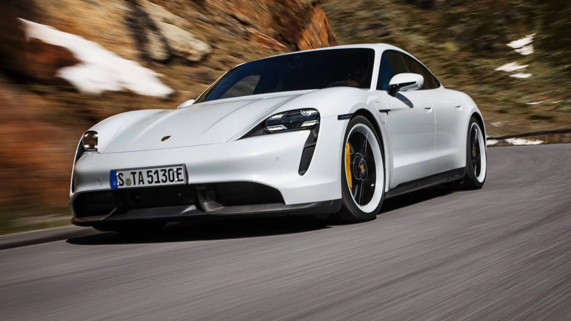 découvrez la nouvelle gamme électrique de la porsche taycan, alliant performances sportives, technologie de pointe et respect de l'environnement. plongez dans l'univers du luxe et de l'innovation avec ce modèle iconique qui redéfinit les standards de l'automobile électrique.