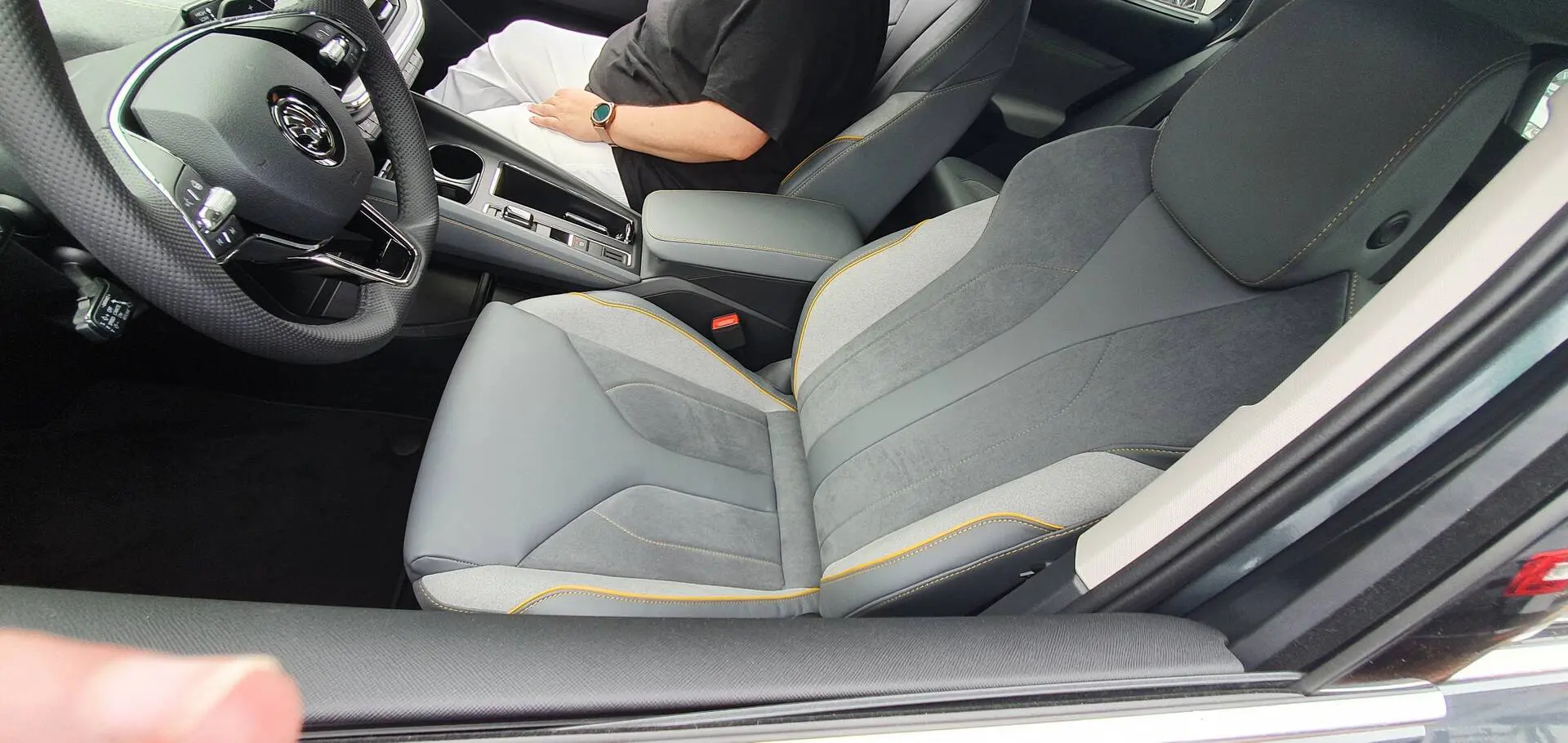 découvrez le design innovant de l'enyaq, un suv électrique alliant élégance et fonctionnalité. explorez son intérieur spacieux, ses matériaux de haute qualité et ses technologies de pointe, faisant de chaque trajet une expérience unique et confortable.
