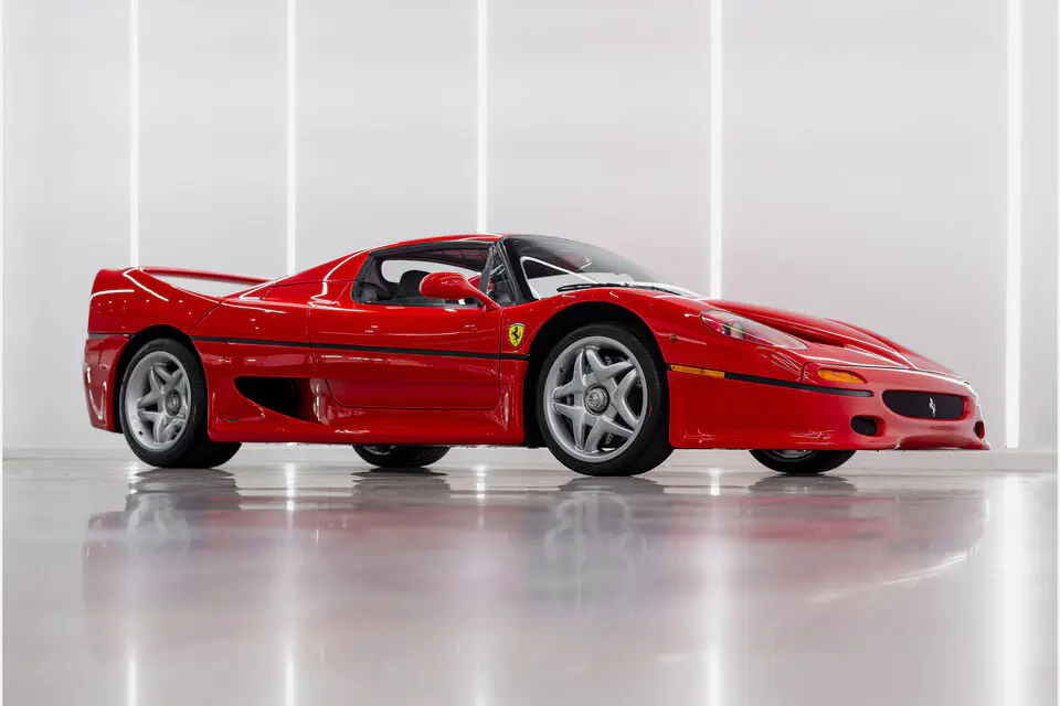 découvrez l'incroyable fusion entre la puissance de la ferrari et le design emblématique de la batmobile. un véhicule de rêve qui allie performance et style, faisant rêver les passionnés d'automobile et de super-héros. plongez dans l'univers fascinant de cette collaboration inattendue!