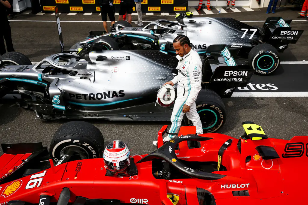 découvrez l'univers fascinant de la ferrari d'hamilton, une combinaison parfaite de performance et d'élégance. plongez dans l'histoire de ce pilote légendaire et son lien avec la marque au cheval cabré, et explorez les victoires et innovations qui ont marqué leur parcours.