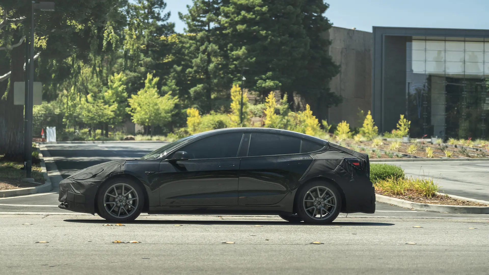 découvrez comment la tesla model y fait son apparition en chine avant d'atteindre l'europe et les états-unis. explorez les caractéristiques, les avantages et l'impact de ce suv électrique révolutionnaire sur le marché chinois.