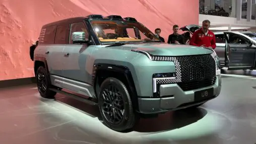 Ce SUV BYD de 1200 ch : prêt à conquérir les routes et les eaux !