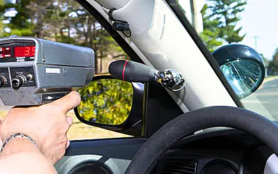 Repérez-les vite ! Ces 3 signes trahissent une voiture radar