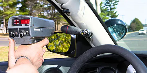 Repérez-les vite ! Ces 3 signes trahissent une voiture radar