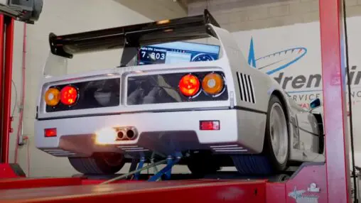 Voyez la Ferrari F40 s&rsquo;élancer avec puissance sur le banc d&rsquo;essai.