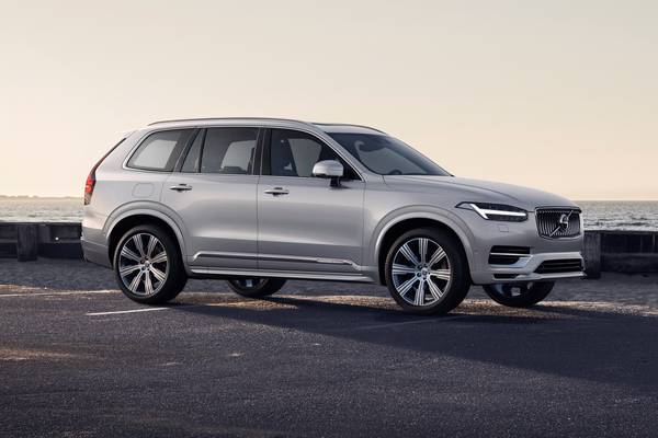 découvrez le volvo xc90 t8, un suv hybride performant alliant puissance et efficacité. profitez d'une expérience de conduite raffinée tout en réduisant votre empreinte carbone grâce à sa technologie hybride avancée. un choix idéal pour ceux qui recherchent le luxe tout en préservant l'environnement.
