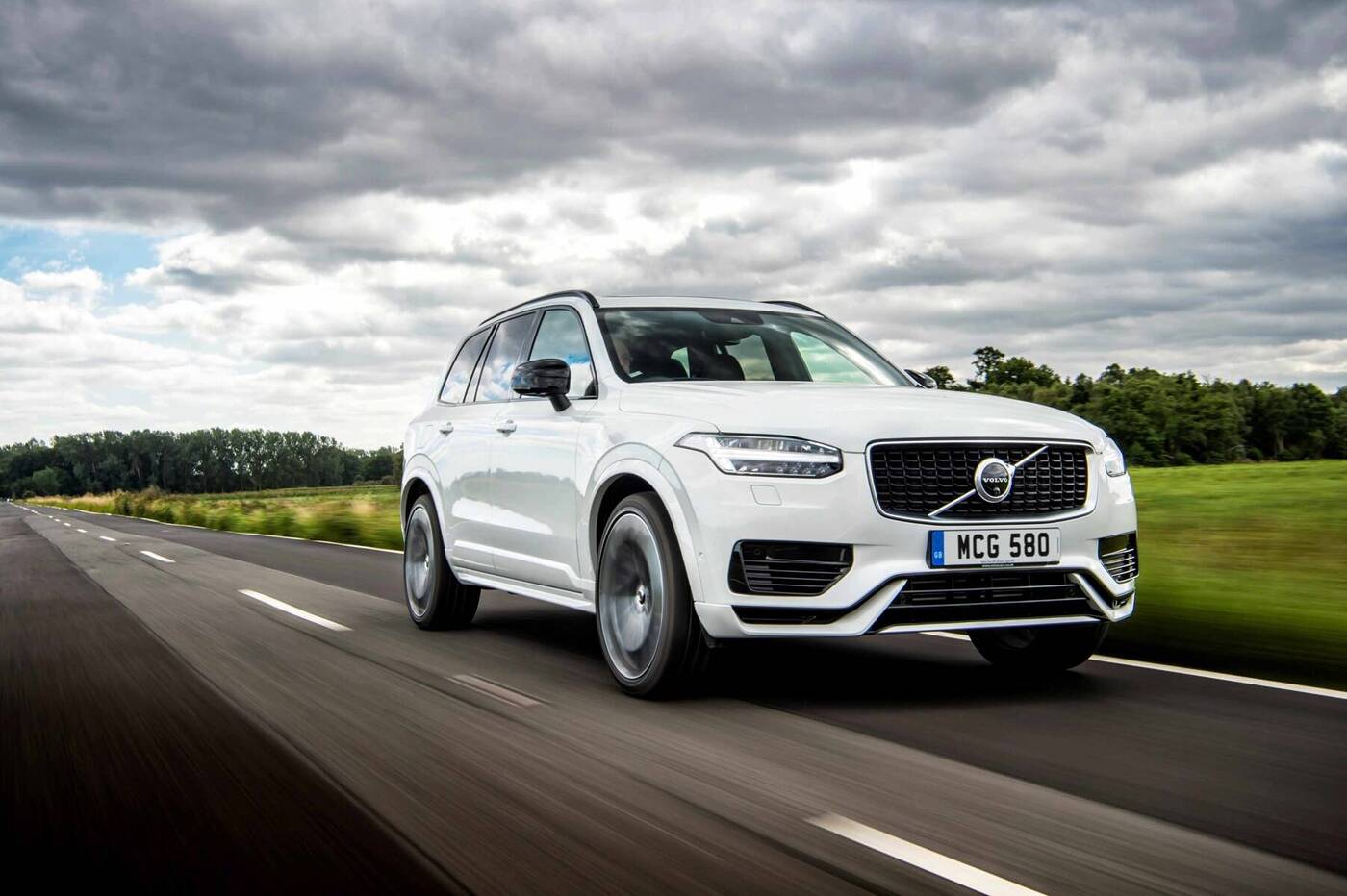 découvrez le volvo xc90 t8, un suv hybride alliant performance et élégance. profitez d'une conduite écologique sans compromettre le plaisir, grâce à sa technologie avancée et son design raffiné.