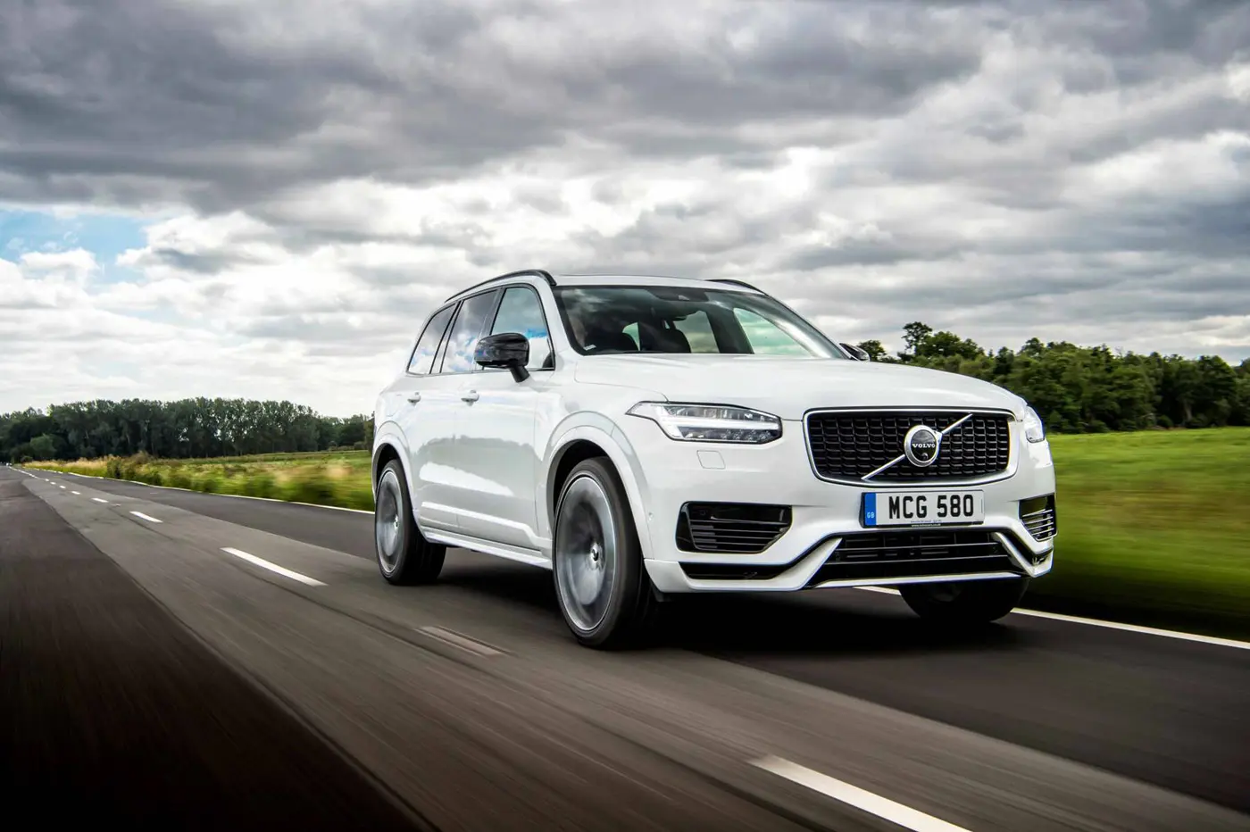 découvrez le volvo xc90 t8, un suv hybride alliant performance et élégance. profitez d'une conduite écologique sans compromettre le plaisir, grâce à sa technologie avancée et son design raffiné.