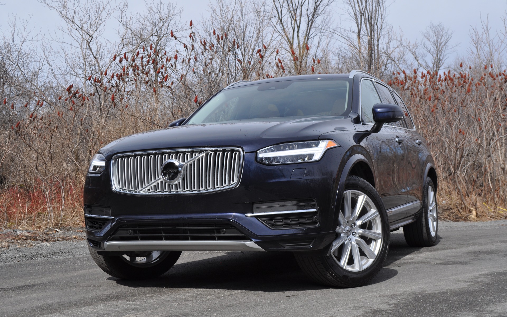 découvrez le volvo xc90 t8, un suv hybride performant alliant puissance, luxe et efficacité énergétique. profitez d'une expérience de conduite inégalée grâce à sa technologie avancée et son design élégant, tout en respectant l'environnement.