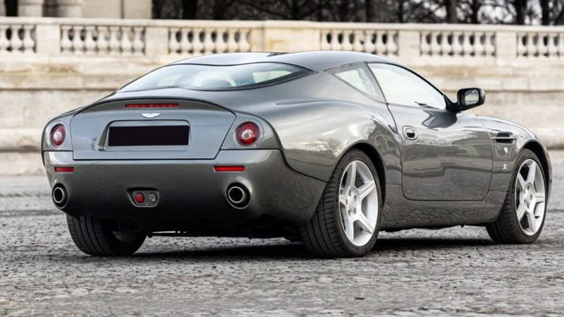 Le double bossage sur le toit caractérise cette Aston Martin DB7 Zagato.