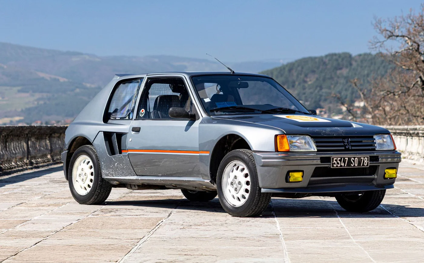 Enchères : Une Peugeot 205 Turbo 16 atteint des sommets financiers.