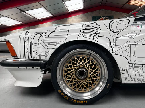 Enchères inoubliables : admirez la BMW 635 CSI 1984 de Paco Rabanne en images lors du Deauville Classic 2025.