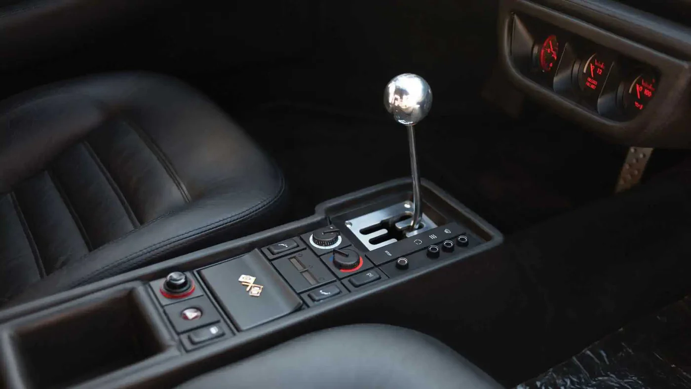 Ferrari envisage un retour de la boîte de vitesses manuelle : un clin d'œil à l'ère classique des supercars.