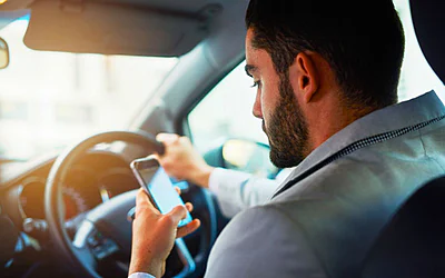 Téléphone au volant : ce que vous risquez vraiment en cas de contrôle