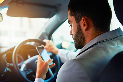 Téléphone au volant : ce que vous risquez vraiment en cas de contrôle
