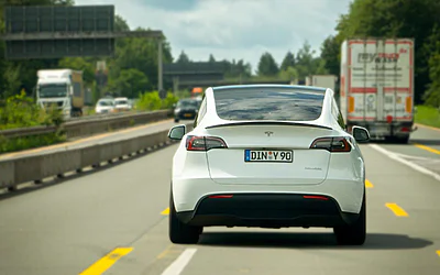 Près de Lyon, une Tesla pulvérise les limites : le radar n’en revient pas