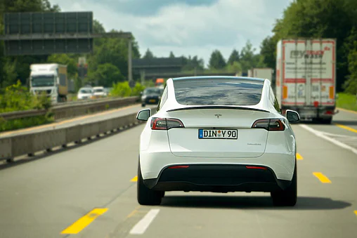 Près de Lyon, une Tesla pulvérise les limites : le radar n’en revient pas