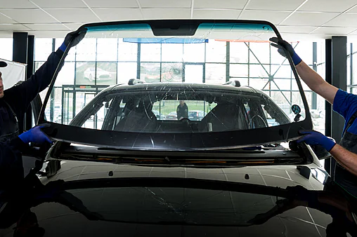 Comment les nouvelles technologies du verre automobile redéfinissent la conduite en 2025 ?
