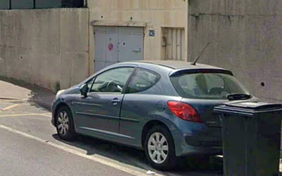 Ils reçoivent des PV en série pour s’être garés devant leur propre garage