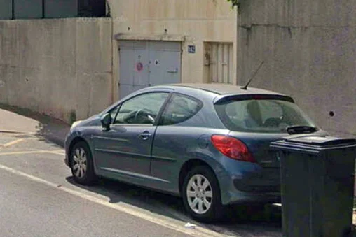 Ils reçoivent des PV en série pour s’être garés devant leur propre garage