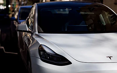 Une Tesla à 25 000 € mais avec moins d’options : seriez-vous prêt à tenter ?