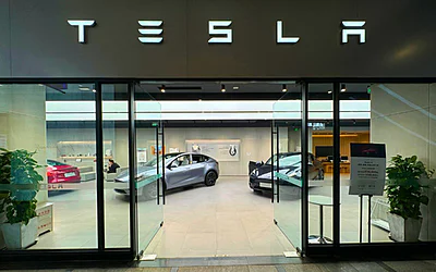 Tesla en Chine : des employés sous pression jusqu&rsquo;à ne plus dormir